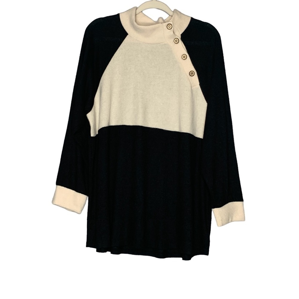 White Birch creme and black mock turtleneck tunic sweater. Size XL‎